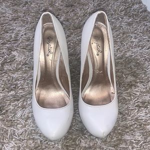 White size 6 pumps